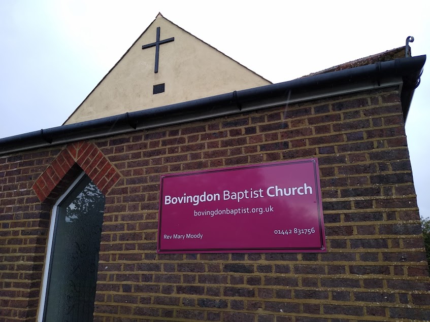 Bovingdon sign apple cottages